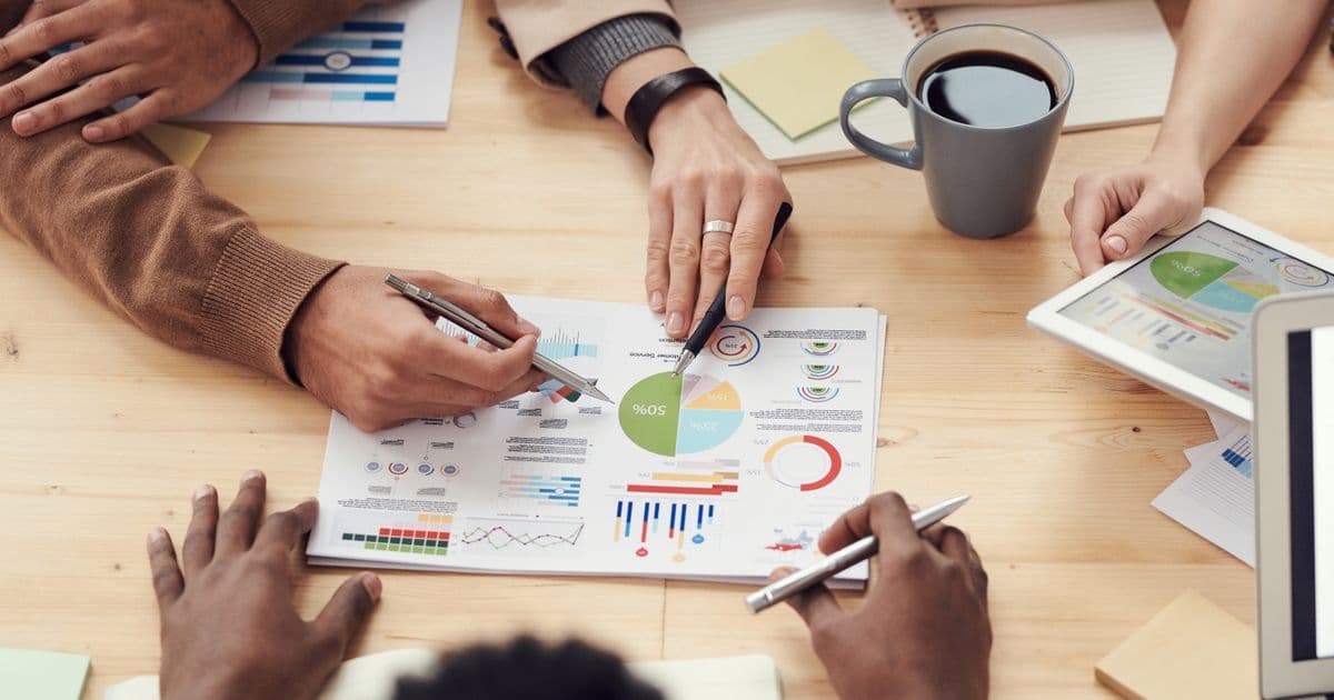 Geschäftsmeeting am Konferenztisch – B2B-Marketing für Reinigungsfirmen