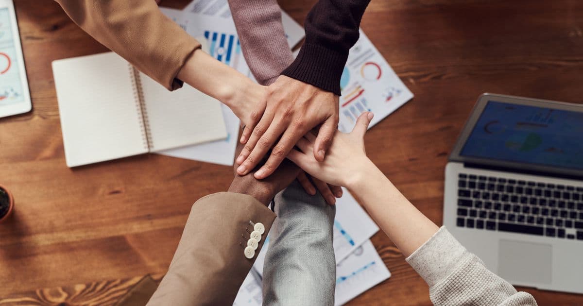 Gespräch zwischen Geschäftspartnern – die richtigen B2B-Zielsegmente für Reinigungsunternehmen auswählen