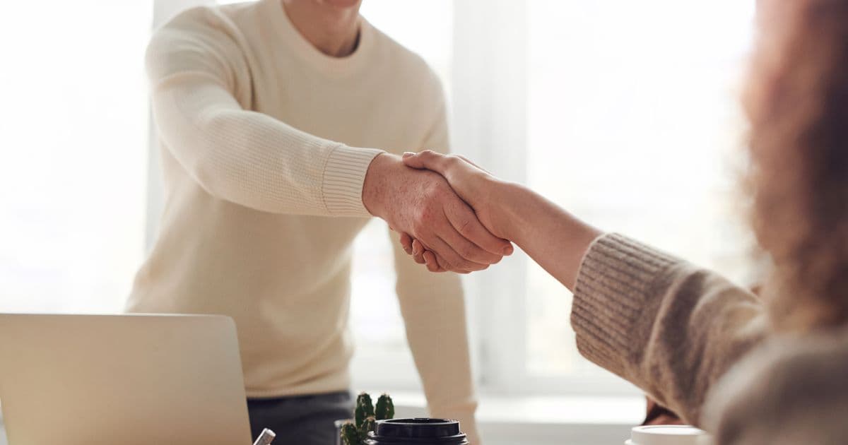 Zusammenarbeit im Team – vom Erstkontakt zum Vertragsabschluss im B2B-Vertrieb