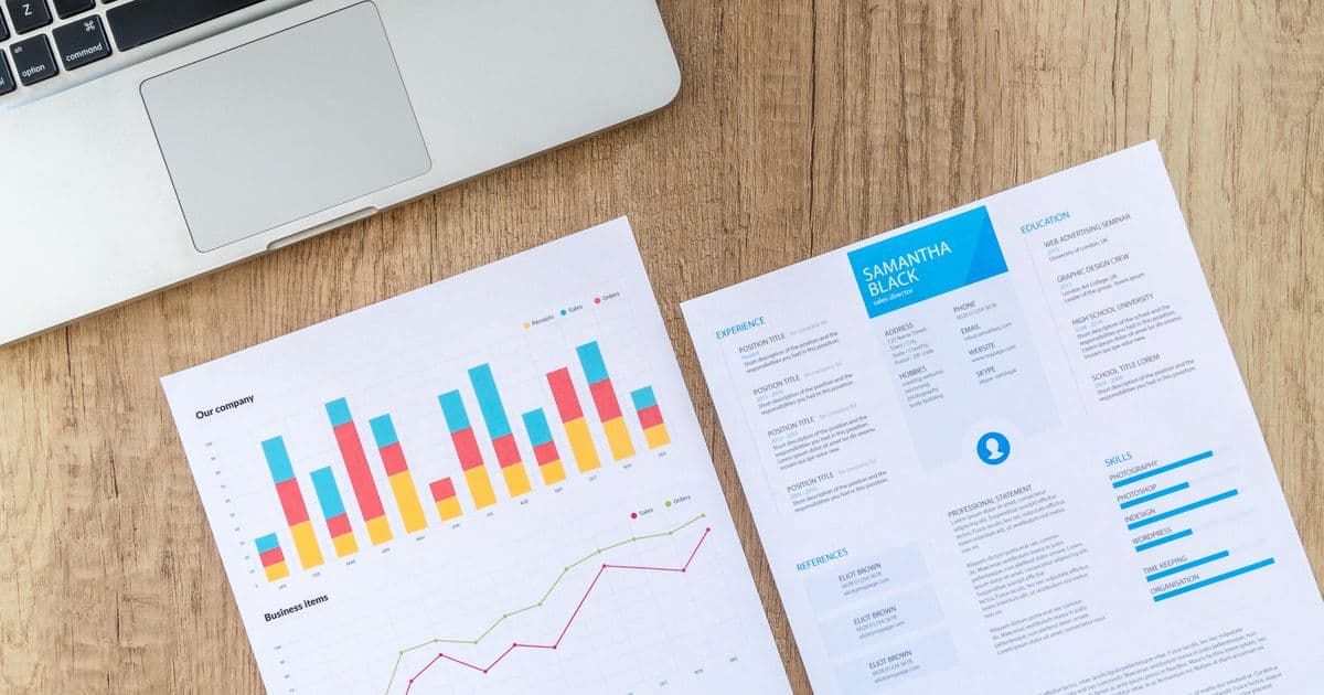Laptop mit Auswertungen und Notizen – Digitalisierung im Reinigungsgewerbe