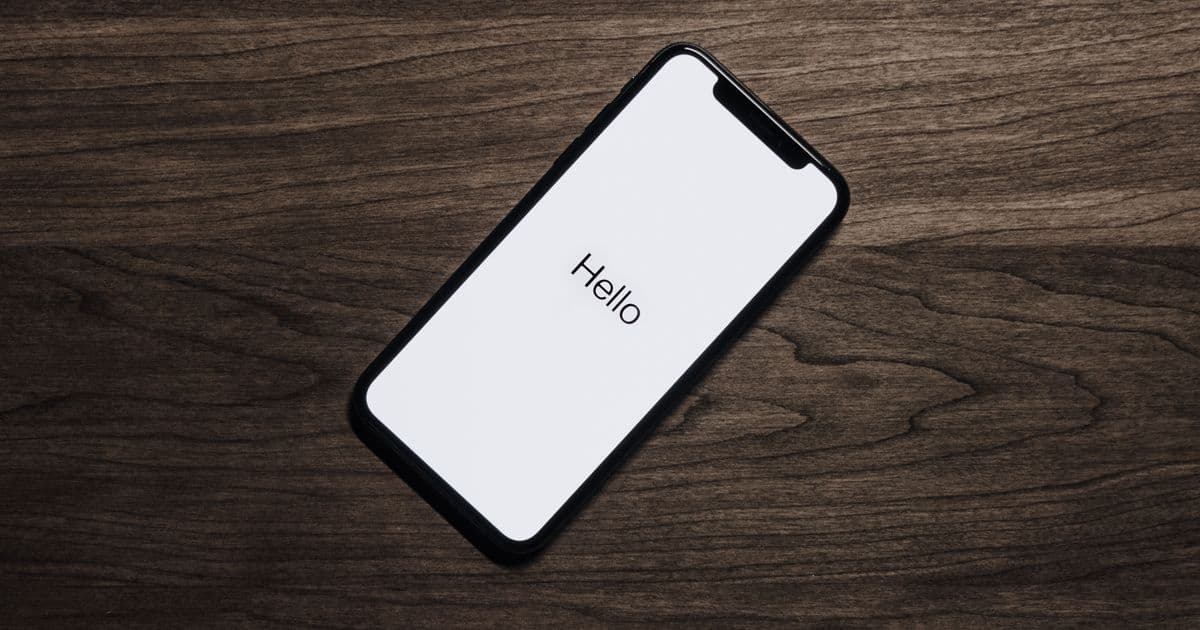 Smartphone auf dem Tisch – lokale Google-Suche entscheidet über die Sichtbarkeit von Reinigungsfirmen