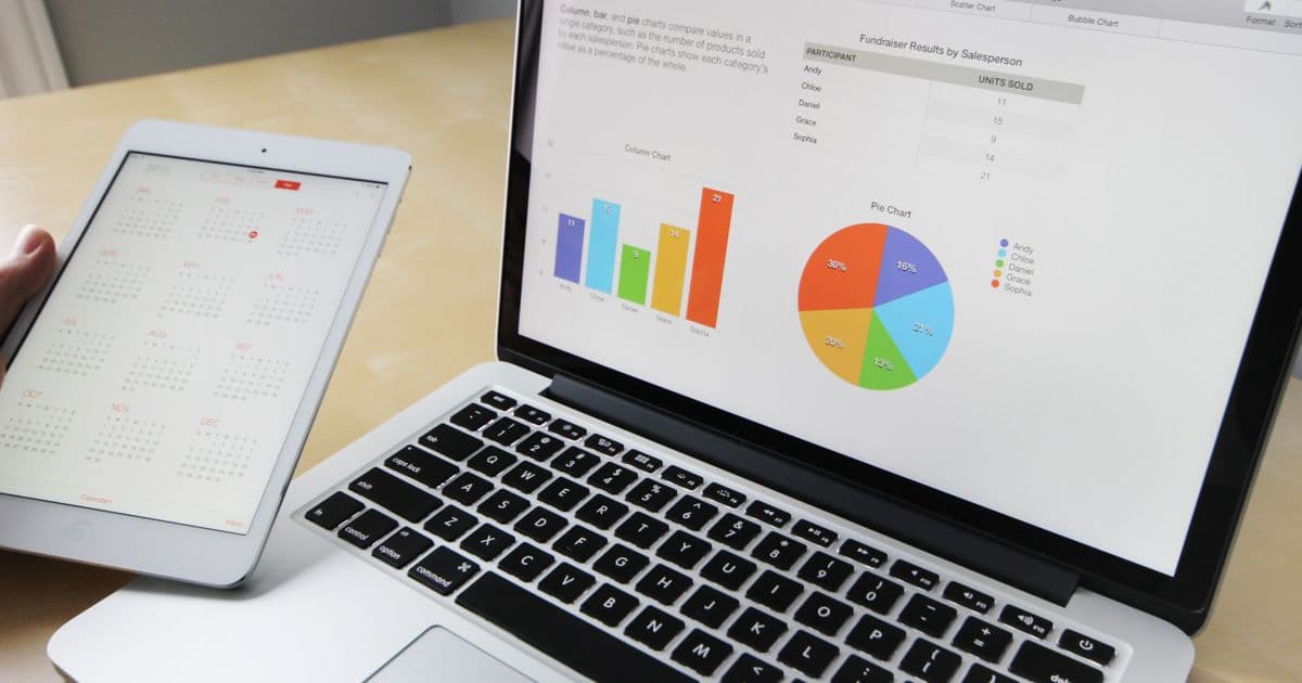 Laptop zeigt Diagramme und Auswertungen – lokale Sichtbarkeit und Rankings einer Reinigungsfirma messen