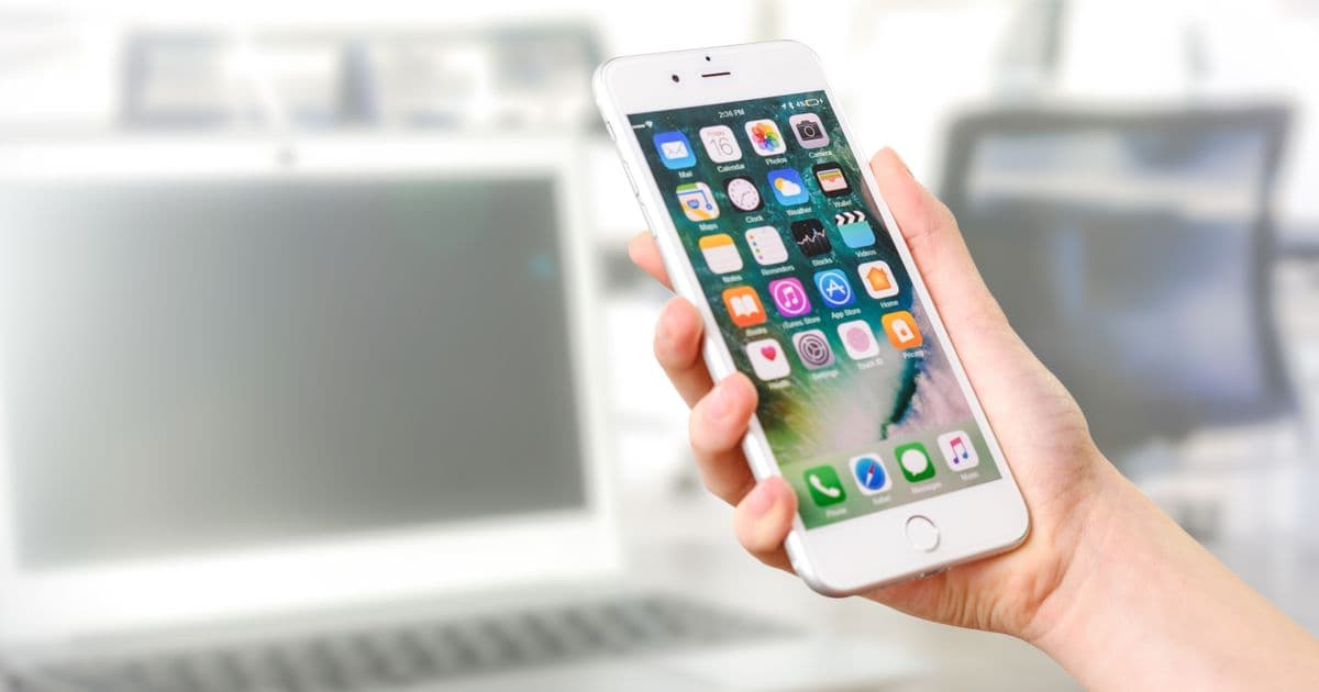 Hand hält Smartphone mit Apps – Kunden suchen eine Reinigungsfirma zuerst lokal bei Google